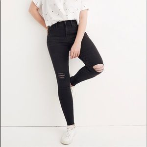 9" Mid-Rise Skinny Jeans in Black Sea